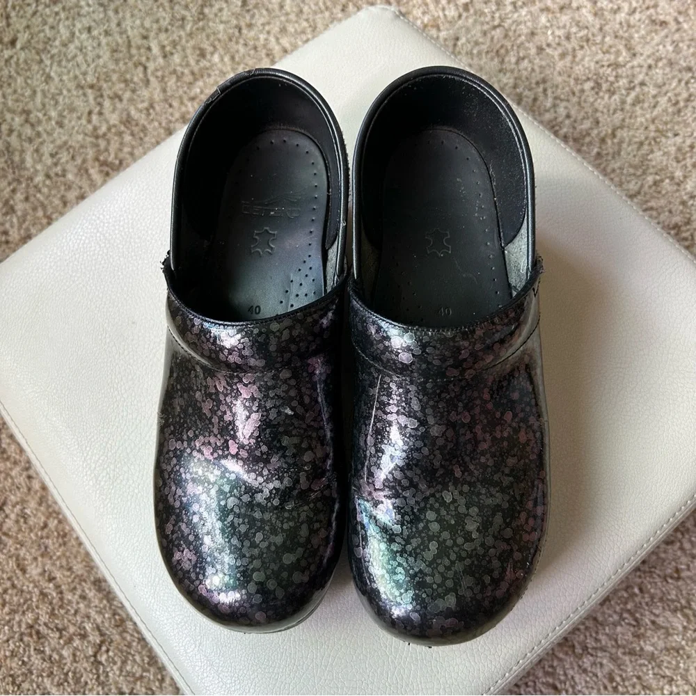 Dansko Black Patent Leather Iridescent Water Drop Pattern Clog Size 40 EU/ 10 US - Picture 1 of 11